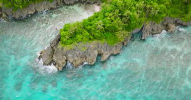 Güzel okyanus dalgaları kayalık kıyı şeridine vuruyor. San Jose, Romblon. Filipinler.