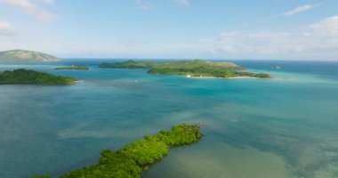 Manamoc ve Cabangajan adaları turkuaz deniz suyuyla. Santa Fe, Tablas, Romblon. Filipinler.