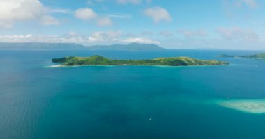 Mavi denizli Logbon Adası 'nın havadan görünüşü. Romblon, Filipinler.