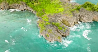 Boracay, Filipinler 'deki kayalık kıyı şeridine okyanus dalgaları çarpıyor.
