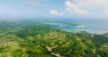 Çeltik tarlalarının ve yeşil ormanın havadan görünüşü. Santa Fe, Tablas, Romblon. Filipinler.