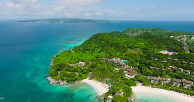 Berrak turkuaz suları olan tropikal beyaz plajların havadan görünüşü. Boracay, Filipinler.
