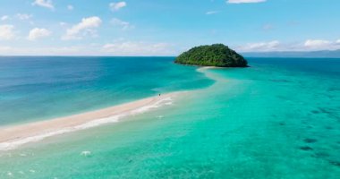 Okyanus dalgaları Bon Bon Sandbank 'e çarpıyor. Turkuaz deniz suyunun güzel manzarası. Romblon Adası. Romblon, Filipinler.