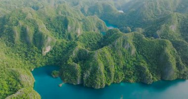 Kireçtaşı kayaları olan dağ göllerinin havadan görünüşü. Kayangan Gölü. Banuang Daan Gölü. Coron, Palawan. Filipinler.