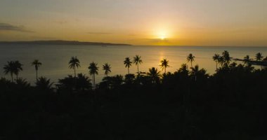 Günbatımı arka planına sahip tropik ada ve deniz. Santa Fe, Tablas, Romblon. Filipinler.