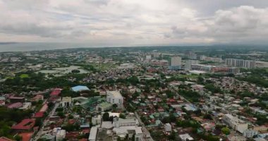 Modern yerleşim kuleleri olan şehir. Iloilo şehrinin güzel hava manzarası. Panay Adası. Filipinler.