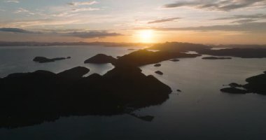 Coron 'daki adalar üzerindeki günbatımının havadan görüntüsü. Uson Adası. Palawan 'da. Filipinler.