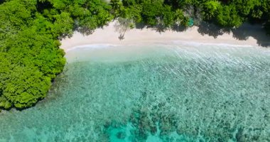 Beyaz kumsal üzerinde güzel dalgalar çarpışıyor. San Pedro Plaj Tatil Köyü. Romblon, Romblon. Filipinler.