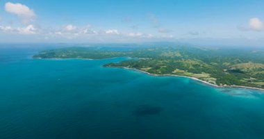 Mavi denizi olan tropik bir ada. Mavi gökyüzü ve bulutlar. Santa Fe, Tablas, Romblon. Filipinler.