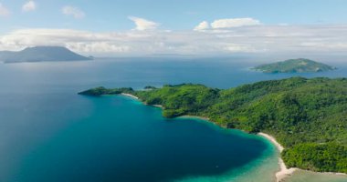 Mavi denizle çevrili adalardaki tropik kumlu sahil. Romblon, Filipinler.