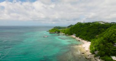 Boracay Adası 'ndaki turkuaz deniz suları ve beyaz kumlu plajlar. Filipinler.