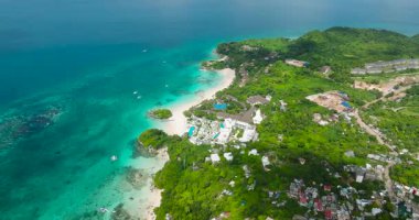 Punta Bunga Sahili 'ndeki beyaz kum ve turkuaz suların havadan görünüşü. Boracay, Filipinler 'deki Otel ve Resorts.