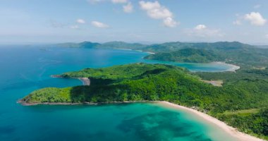 Berrak turkuaz suyu olan tropik plajlar. El Nido, Palawan. Filipinler.