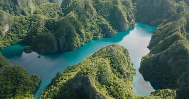 Su altı kaya oluşumları, mağaralar ve adacıkları olan Kayangan Gölü. Coron, Palawan. Filipinler.