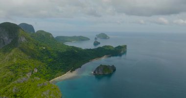 Plajı olan tropik bir ada. Filipinler 'deki El Nido' da. Palawan.