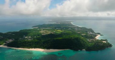 Boracay Sahilleri, beyaz kum ve turkuaz deniz suyu. Mavi gökyüzü ve bulutlar. Filipinler.