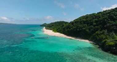Puka Shell Sahili 'nde temiz su ve beyaz kum. Mavi gökyüzü ve bulutlar. Boracay, Filipinler.