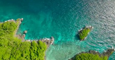 Carabao Adası 'nın kıyı bölgesinde turkuaz deniz suyu. San Jose, Romblon. Filipinler.