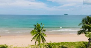 Duli Sahili 'nde okyanus dalgaları ve hindistan cevizi palmiyeleri olan bir sahil. El Nido, Palawan. Filipinler.