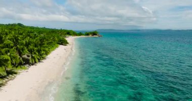 San Jose, Romblon 'daki kumlu sahil ve turkuaz okyanus dalgalarının insansız hava aracı görüntüsü. Filipinler.