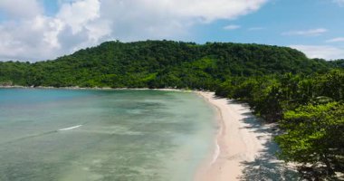 El Nido 'daki beyaz kumsalın insansız hava aracı. Mavi gökyüzü ve bulutlar. Palawan, Filipinler.