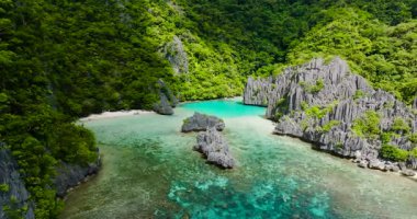 Beyaz plajlı Ubugon Koyu ve turkuaz deniz suyu ve mercanlı Cadlao Gölü. Cadlao Adası. El Nido. Palawan, Filipinler.