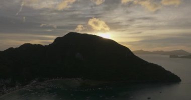 El Nido 'da gün batımı. Sahil şeridine yakın yüzen tur tekneleri. Filipinlerdeki Palawan.