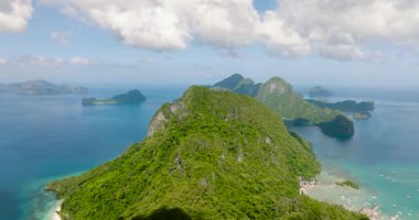 El Nido 'daki adaların hava manzarası, mavi gökyüzü ve bulutlar. Palawan 'da. Filipinler.
