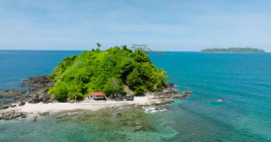 Temiz turkuaz suyu olan küçük bir ada. Bolog Adaları. El Nido, Palawan. Filipinler.