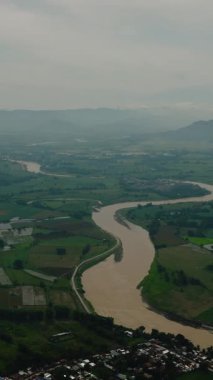 Filipinler 'de büyüyen bitkileri olan tropikal nehir ve tarım arazileri. Mindanao. Dikey görünüm.