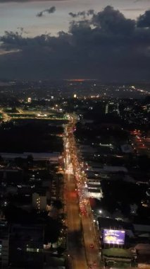 Şehir: Davao 'da gece şehri. Mindanao, Filipinler. Skyline. Dikey görünüm.