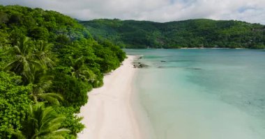 Tiamban Sahili 'ndeki beyaz kumsalda turkuaz suyla okyanus dalgaları. Romblon, Filipinler.
