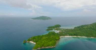 Beyaz kumlu tropik adalar ve mercanlı mavi deniz. Romblon, Filipinler.
