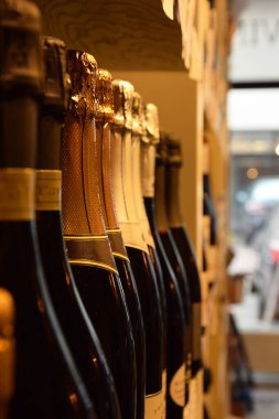 Şarap dükkanındaki ahşap rafta şarap şişeleri