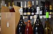 Víno je uloženo v krabici a připraveno k domácímu doručení Lahve od vína ve vinotéce a připraveno k domácímu doručení
