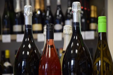 Şarap dükkanında şarap şişeleri ve eve teslim için hazır.