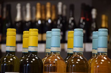 Şarap dükkanında şarap şişeleri ve eve teslim için hazır.