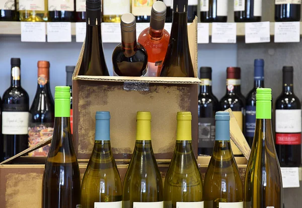 Şarap dükkanında şarap şişeleri. Şarap bir kutuya konur ve eve teslim edilir.