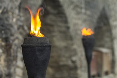 Antik duvar demir meşale Tallinn eski kentte çifti tarafından vurgulanan