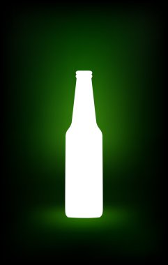 Beyaz bira şişesi. Boş cam şişe siluet şablon tasarımı ile. Tasarımınız için hazır kadar alay et. Yeşil arka plan üzerinde izole. Vektör çizim.