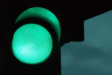 Yeşil trafik ışığı gece ve karanlık gökyüzü arka plan