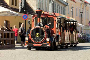 Haapsalu, Estonya - 16 Temmuz 2016. Eski retro lokomotif tren içinde American Beauty araba 2016 göstermek insanlar ile çalışma.