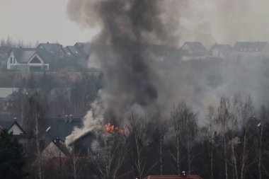 Kırsalda yanan bir aile evi.