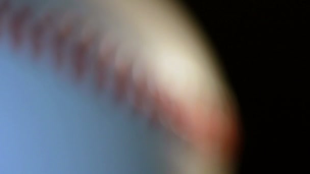 Beisebol. Bola de bola de base branca com costura vermelha close-up. Equipamento desportivo — Vídeo de Stock