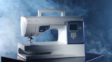 Dikiş makinesi siyah arka plan üzerine izole. Modern elektrikli dikiş makinesi