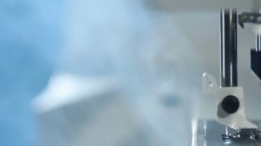 Tekstil fabrikasında üretim ekipmanları. Modern dikiş makinesi. Portre