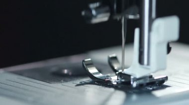 Ağır çekimde çelik dikiş iğnesi. Modern dikiş makinesi. Portre