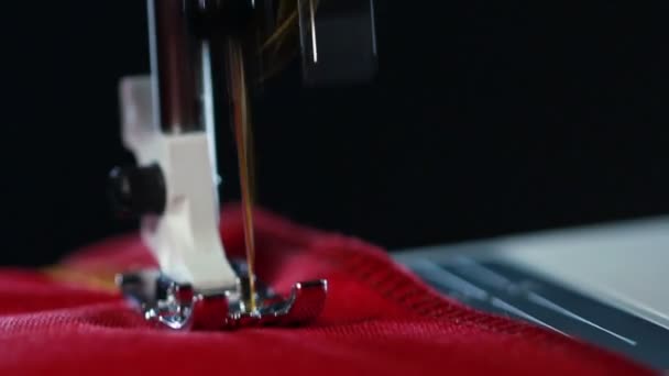 Швейна голка з ниткою на робочій швейній машині — стокове відео