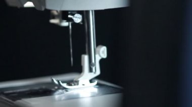 Modern dikiş makinesi. Portre. Fabrikada üretim ekipmanları