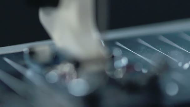 Aiguille à coudre au ralenti. Matériel de fabrication à l'usine textile 